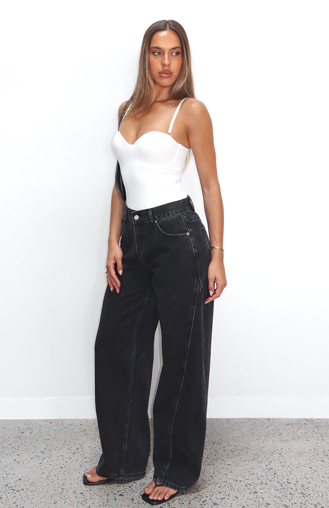 white-fox-jessica-mid-rise-barrel-leg-jeans-black-acid-26.11.25-03